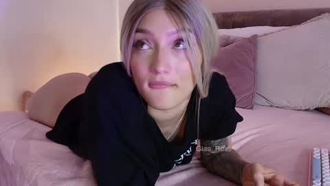 Snapshot of giaa_ross chatting on February 19, 6:21 pm Gia online show from February 19, 6:21 pm