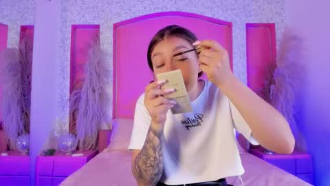 Snapshot of giaa_ross chatting on November 11, 1:22 pm Gia online show from November 11, 1:22 pm