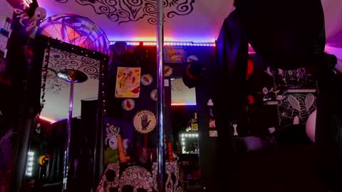 Giggles online show from December 3, 12:35 am