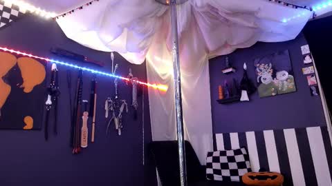 Snapshot of gigglemethis22 chatting on November 8, 4:07 pm Giggles online show from November 8, 4:07 pm