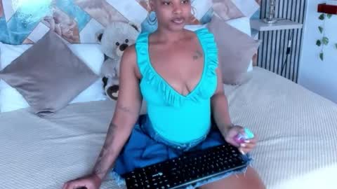 Snapshot of gigi_mane chatting on October 18, 7:03 pm gigi_mane online show from October 18, 7:03 pm