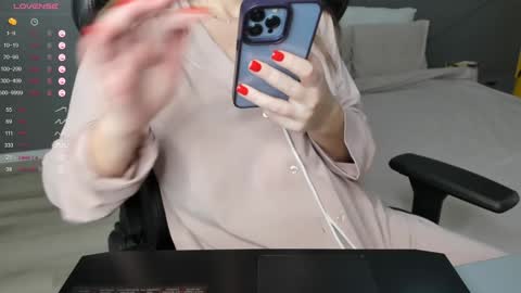 gigihadd online show from December 1, 7:36 pm