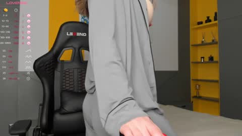 gigihadd online show from December 4, 4:05 pm