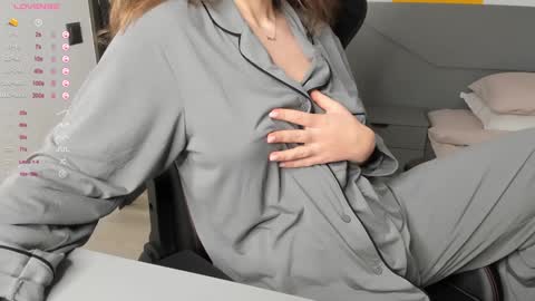 gigihadd online show from December 27, 8:28 pm