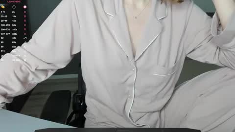 gigihadd online show from February 1, 1:53 pm