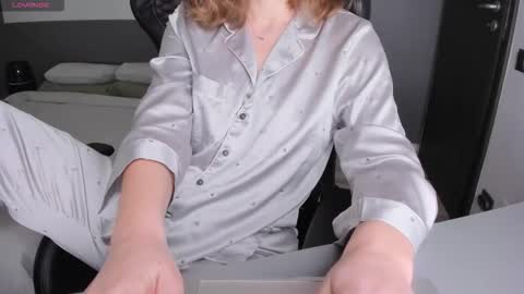 gigihadd online show from February 8, 2:31 pm