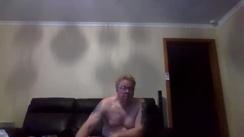 gimmmieoooo online show from October 16, 9:10 am