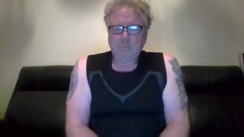Snapshot of gimmmieoooo chatting on March 18, 9:01 am gimmmieoooo online show from March 18, 9:01 am