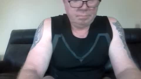 Snapshot of gimmmieoooo chatting on April 6, 1:03 am gimmmieoooo online show from April 6, 1:03 am