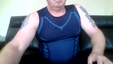 Snapshot of gimmmieoooo chatting on April 6, 5:19 am gimmmieoooo online show from April 6, 5:19 am