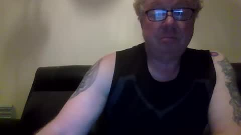 Snapshot of gimmmieoooo chatting on April 9, 7:36 am gimmmieoooo online show from April 9, 7:36 am