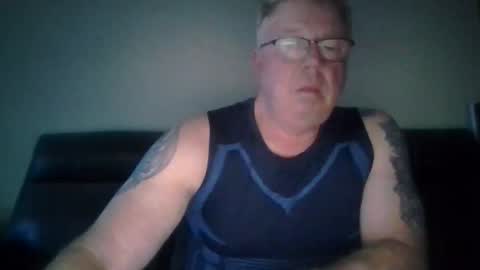 Snapshot of gimmmieoooo chatting on April 17, 7:33 am gimmmieoooo online show from April 17, 7:33 am
