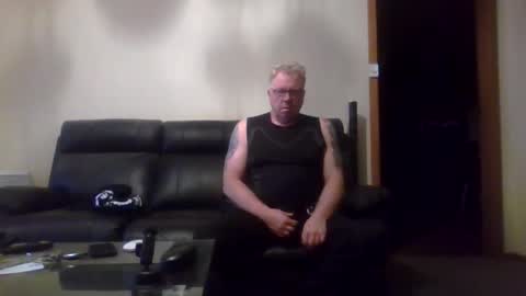 Snapshot of gimmmieoooo chatting on April 19, 8:02 am gimmmieoooo online show from April 19, 8:02 am