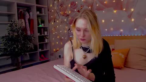 Gina online show from December 25, 11:11 am