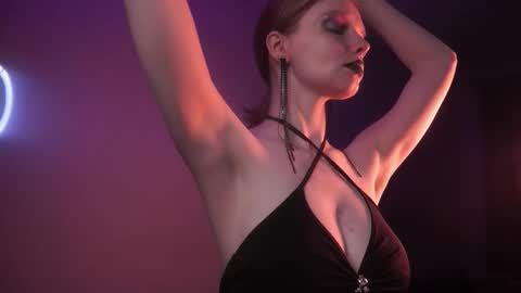 Snapshot of ginger_hugs chatting on October 12, 10:42 pm im expecting 350 thumbs up on my altar online show from October 12, 10:42 pm