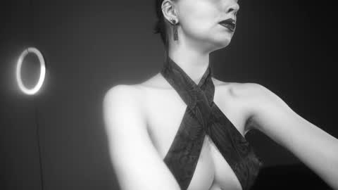 Snapshot of ginger_hugs chatting on October 23, 10:19 pm im expecting 350 thumbs up on my altar online show from October 23, 10:19 pm