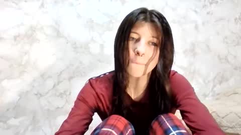 Snapshot of girl_cute007 chatting on February 13, 8:05 pm girl_cute007 online show from February 13, 8:05 pm