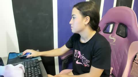 girl_princess18 online show from February 25, 9:13 pm