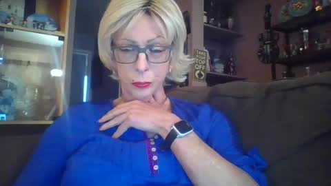 Snapshot of girlinrock chatting on May 8, 1:00 am Girlinrock online show from May 8, 1:00 am