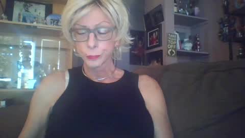 Snapshot of girlinrock chatting on May 11, 12:49 am Girlinrock online show from May 11, 12:49 am