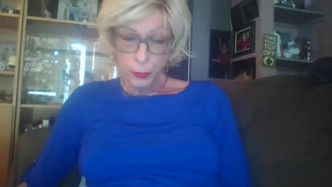 Snapshot of girlinrock chatting on June 4, 1:00 am Girlinrock online show from June 4, 1:00 am