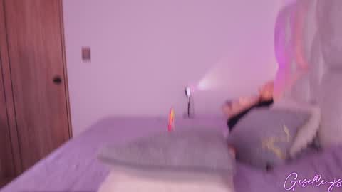 Snapshot of giselle_js chatting on February 13, 6:59 pm Instagram gisellee 22 online show from February 13, 6:59 pm