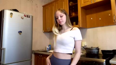 Snapshot of gladissoter chatting on February 23, 4:21 am Violetta online show from February 23, 4:21 am