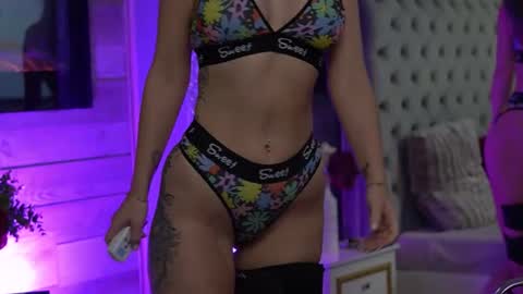 Snapshot of glamourousmom chatting on November 19, 4:12 am CharmingMom online show from November 19, 4:12 am