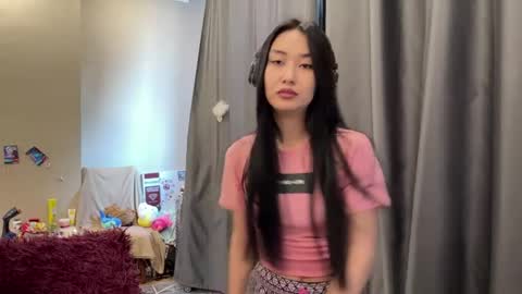 Mia online show from March 31, 9:32 am