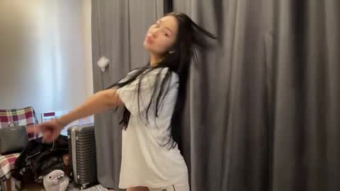 Mia online show from April 6, 9:43 am