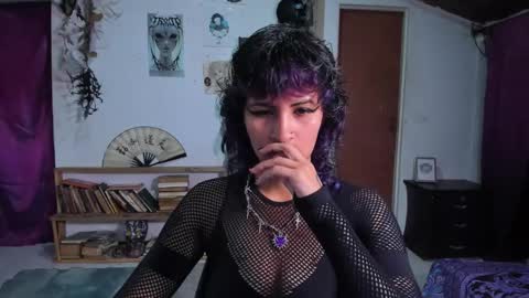 Snapshot of glitch_doll chatting on October 17, 3:25 pm NYX online show from October 17, 3:25 pm