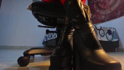 Snapshot of glitch_doll chatting on November 8, 8:18 pm NYX online show from November 8, 8:18 pm