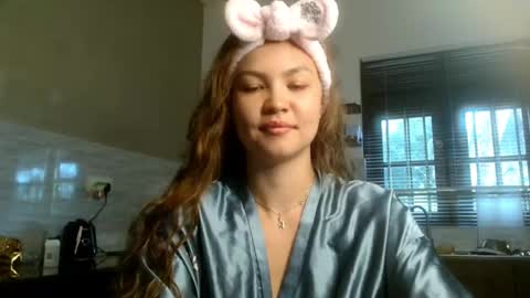 glitter_dolly online show from October 25, 8:11 am