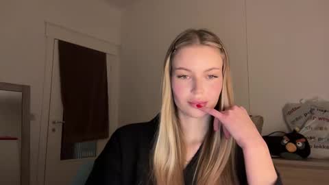 Snapshot of glow_angel chatting on January 21, 8:43 pm glow_angel online show from January 21, 8:43 pm