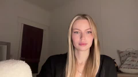 Snapshot of glow_angel chatting on January 22, 5:28 pm glow_angel online show from January 22, 5:28 pm