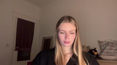 Snapshot of glow_angel chatting on January 22, 9:21 pm glow_angel online show from January 22, 9:21 pm