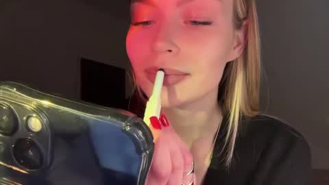 Snapshot of glow_angel chatting on January 23, 6:24 pm glow_angel online show from January 23, 6:24 pm