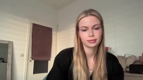 Snapshot of glow_angel chatting on January 27, 4:01 pm glow_angel online show from January 27, 4:01 pm