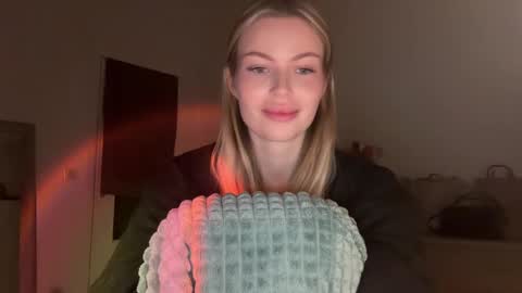 Snapshot of glow_angel chatting on January 27, 7:03 pm glow_angel online show from January 27, 7:03 pm