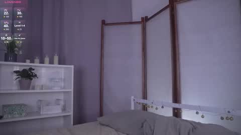 Snapshot of glowwww_ chatting on November 30, 3:38 pm Eloise online show from November 30, 3:38 pm