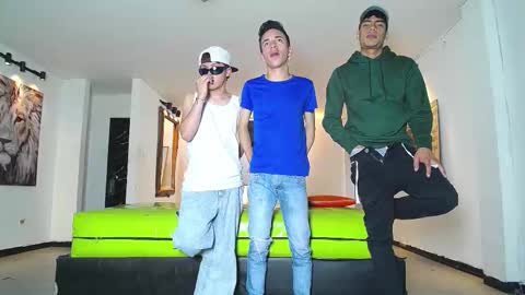 Snapshot of gnecos chatting on November 25, 6:52 pm THOMAS AND DAMIAND online show from November 25, 6:52 pm