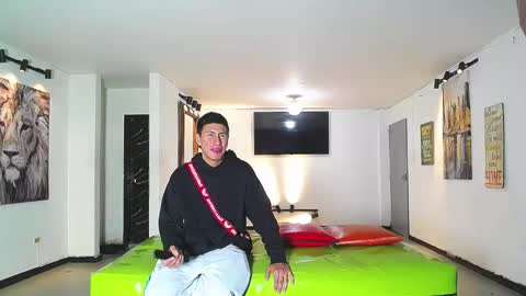 Snapshot of gnecos chatting on January 18, 8:56 pm THOMAS AND DAMIAND online show from January 18, 8:56 pm