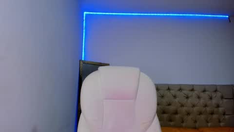 Snapshot of goddess_ariluz chatting on December 21, 9:58 pm Ariluz online show from December 21, 9:58 pm