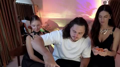 Snapshot of goddess_marylin chatting on October 19, 3:18 am 330 UTC2 girls online show from October 19, 3:18 am