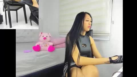 goddess_of_pigs online show from November 15, 6:33 am