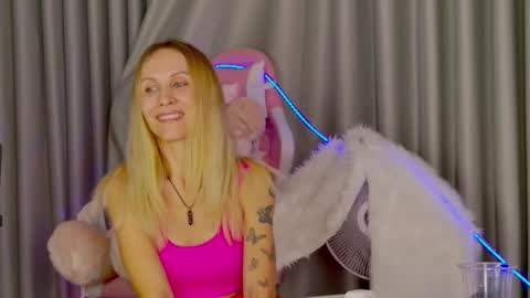 Snapshot of goddess_stars chatting on November 4, 12:26 pm Katarina online show from November 4, 12:26 pm