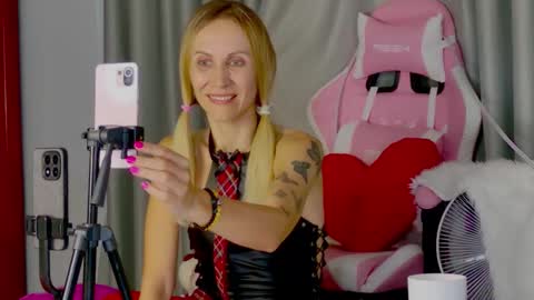 Snapshot of goddess_stars chatting on November 7, 9:09 am Katarina online show from November 7, 9:09 am