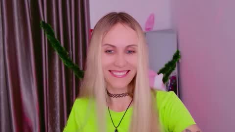 Snapshot of goddess_stars chatting on December 15, 8:29 am Katarina online show from December 15, 8:29 am