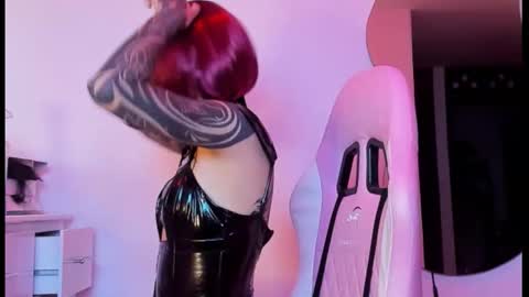 Snapshot of goddess_vee_ chatting on October 27, 5:22 am vee online show from October 27, 5:22 am