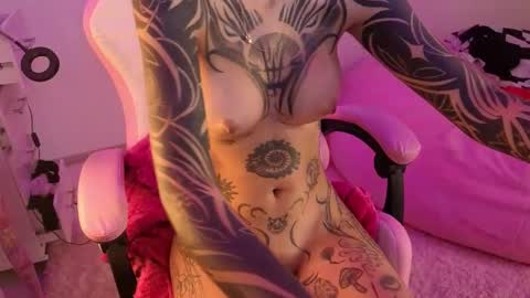 Snapshot of goddess_vee_ chatting on January 14, 3:06 pm vee online show from January 14, 3:06 pm